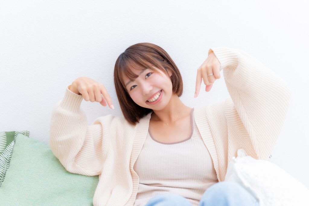 女性が下を差している写真